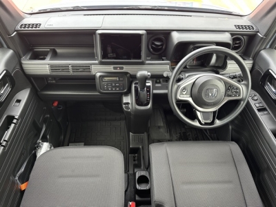 N-VAN(ホンダ)中古車 後席から見た前席