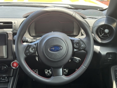BRZ(スバル)中古車 後席から見た前席