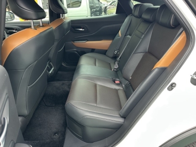 クラウンクロスオーバー(トヨタ)中古車 後席内装