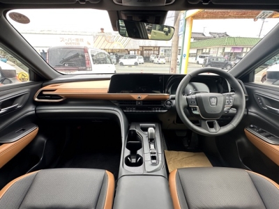 クラウンクロスオーバー(トヨタ)中古車 後席から見た前席