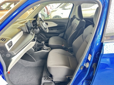 新型スイフト(スズキ)登録済未使用車 前席内装