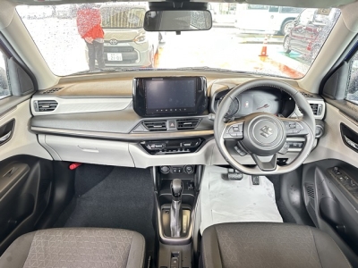 新型スイフト(スズキ)登録済未使用車 後席から見た前席