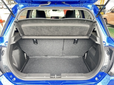 新型スイフト(スズキ)登録済未使用車 内外装写真他