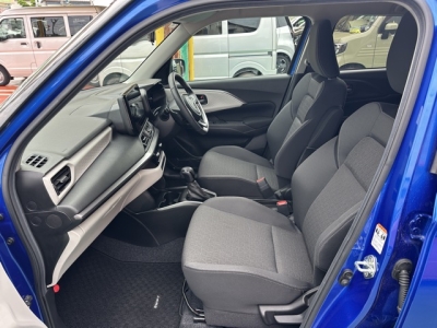 新型スイフト(スズキ)中古車 前席内装