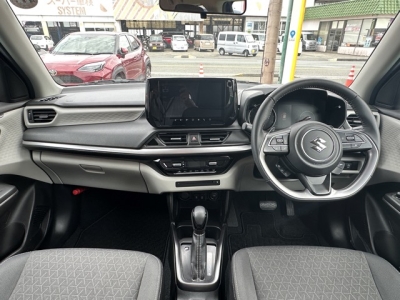 新型スイフト(スズキ)中古車 後席から見た前席