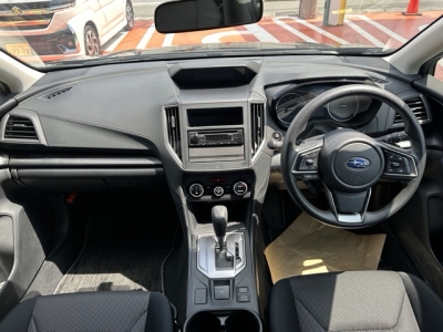 インプレッサスポーツ(スバル)中古車 後席から見た前席