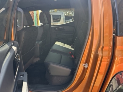 トライトン(三菱)中古車 後席内装