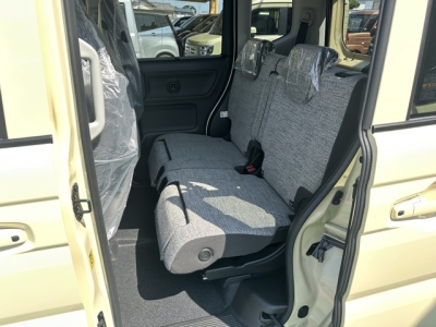 新型スペーシア(スズキ)届出済未使用車 後席内装
