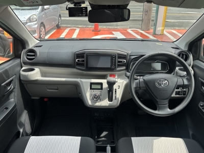ミライースのOEM(ダイハツ)中古車 後席から見た前席