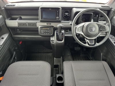 N-VAN(ホンダ)中古車 後席から見た前席