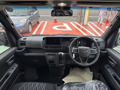 アトレー(ダイハツ)届出済未使用車 後席から見た前席