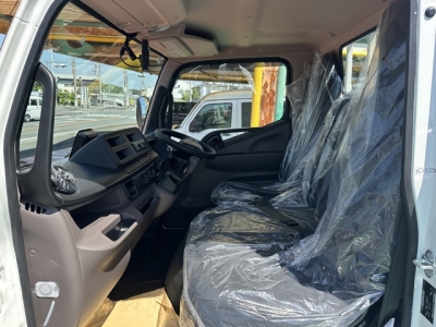 キャンター(三菱)登録済未使用車 前席内装