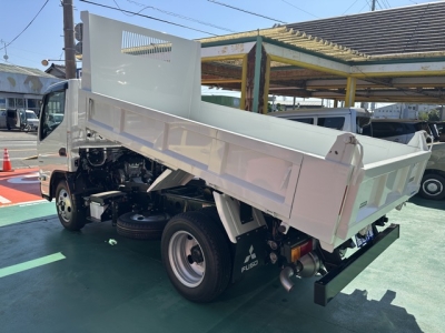 キャンター(三菱)登録済未使用車 後席内装