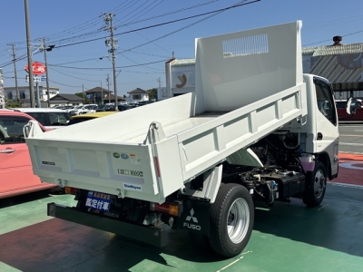 キャンター(三菱)登録済未使用車 後席から見た前席