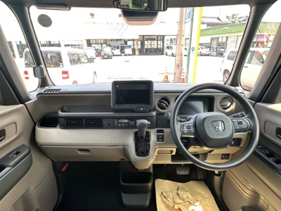 N-BOX(ホンダ)届出済未使用車 後席から見た前席