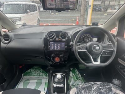 ノート(ニッサン)中古車 後席から見た前席