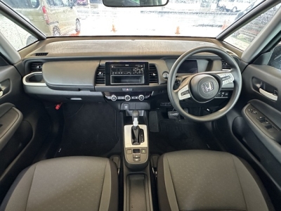 フィット(ホンダ)中古車 後席から見た前席