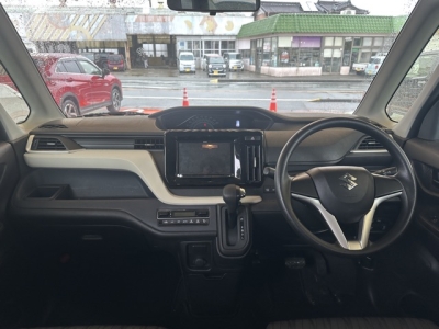 ソリオ(スズキ)中古車 後席から見た前席