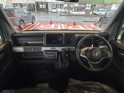 N-VAN(ホンダ)届出済未使用車 後席から見た前席