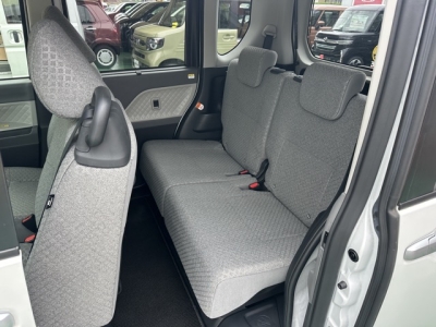 シフォン(スバル)中古車 後席から見た前席