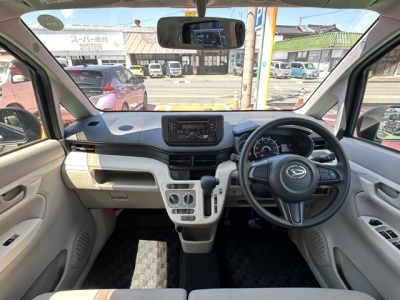ムーヴ(ダイハツ)中古車 後席から見た前席