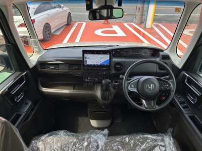 N-BOX(ホンダ)中古車 後席から見た前席