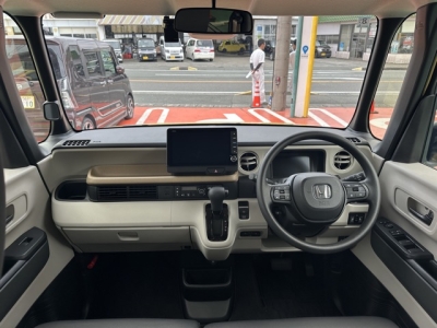 新型N-BOX(ホンダ)中古車 後席から見た前席