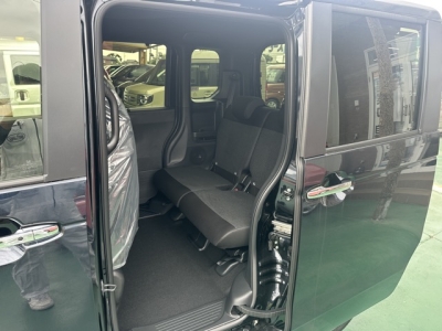 新型N-BOX(ホンダ)届出済未使用車 後席内装