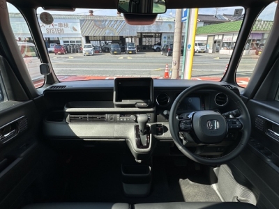 新型N-BOX(ホンダ)届出済未使用車 後席から見た前席