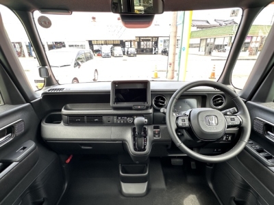 新型N-BOX(ホンダ)届出済未使用車 後席から見た前席