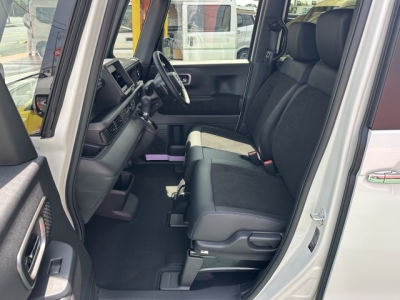 新型N-BOX(ホンダ)届出済未使用車 前席内装