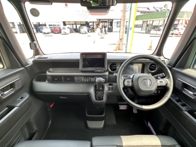 新型N-BOX(ホンダ)届出済未使用車 後席から見た前席
