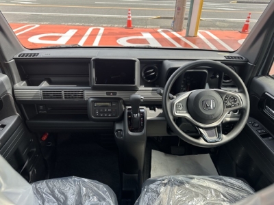 N-VAN(ホンダ)届出済未使用車 後席から見た前席