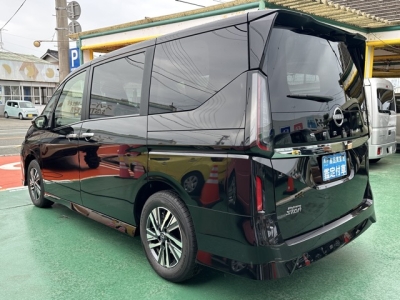 セレナ(ニッサン)登録済未使用車 後方