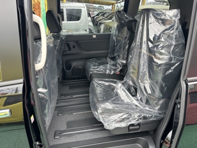 セレナ(ニッサン)登録済未使用車 後席内装