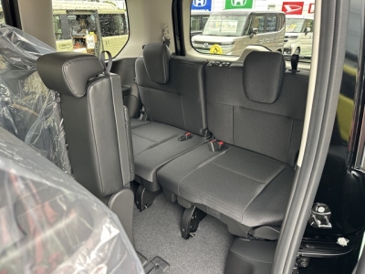 セレナ(ニッサン)登録済未使用車 後席から見た前席