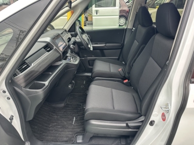 フリード+(ホンダ)中古車 前席内装