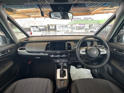 フィット(ホンダ)中古車 後席から見た前席