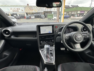 GRヤリス(トヨタ)中古車 後席から見た前席