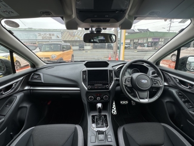 インプレッサスポーツ(スバル)中古車 後席から見た前席