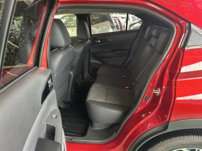 エクリプスクロスPHEV(三菱)中古車 後席内装
