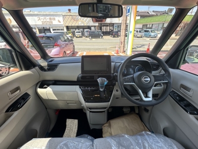 新型ルークス(ニッサン)ディーラ-試乗車 後席から見た前席