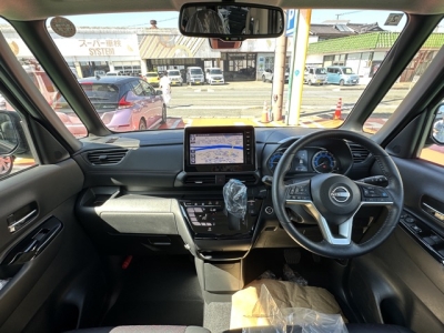 新型ルークス(ニッサン)中古車 後席から見た前席