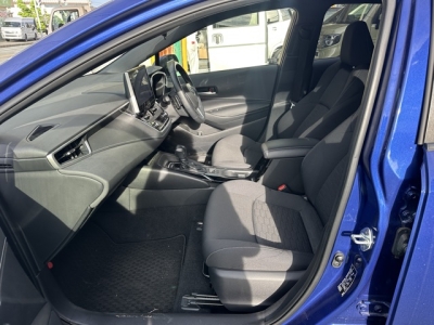 カローラスポーツ(トヨタ)中古車 前席内装