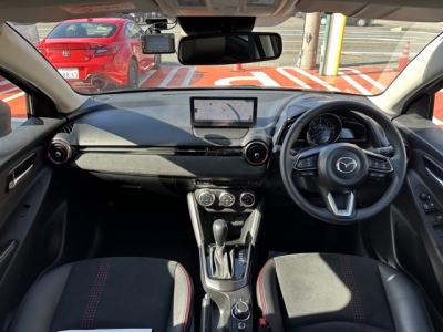 MAZDA2(マツダ)中古車 後席から見た前席