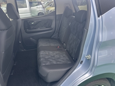ekクロス(三菱)中古車 後席内装