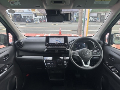 ekクロス(三菱)中古車 後席から見た前席