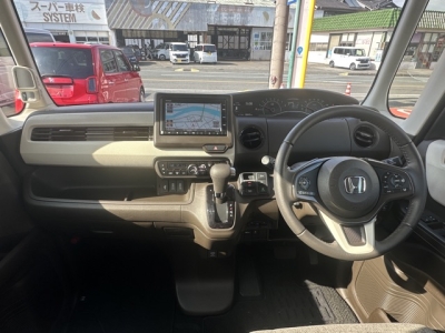N-BOX(ホンダ)中古車 後席から見た前席