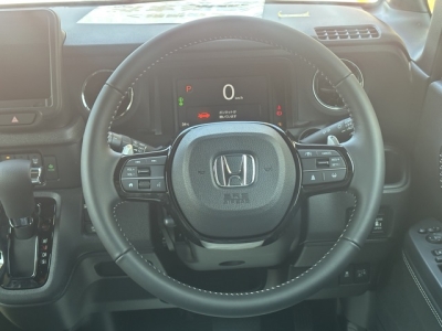 新型N-BOX(ホンダ)届出済未使用車 後席から見た前席