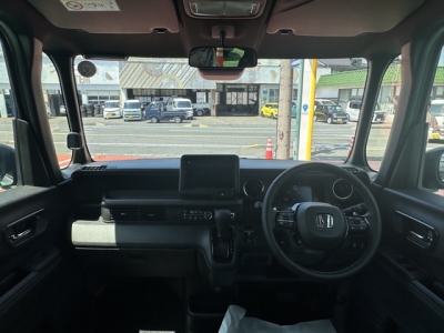 新型N-BOX(ホンダ)届出済未使用車 後席から見た前席